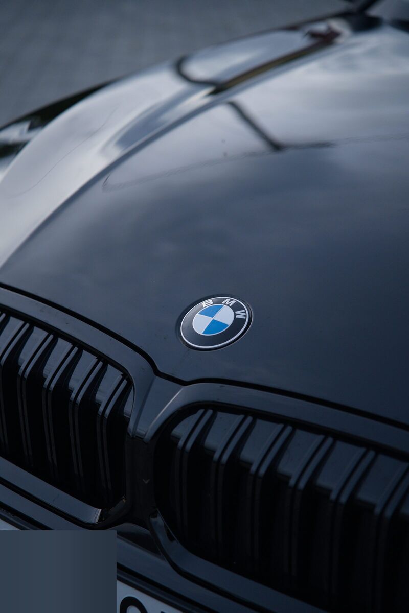 Emblemat BMW i czarna atrapa chłodnicy sedana