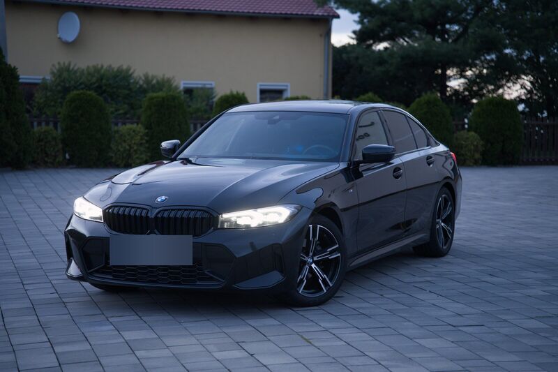 Ciemny sedan BMW widziany z przodu pod kątem