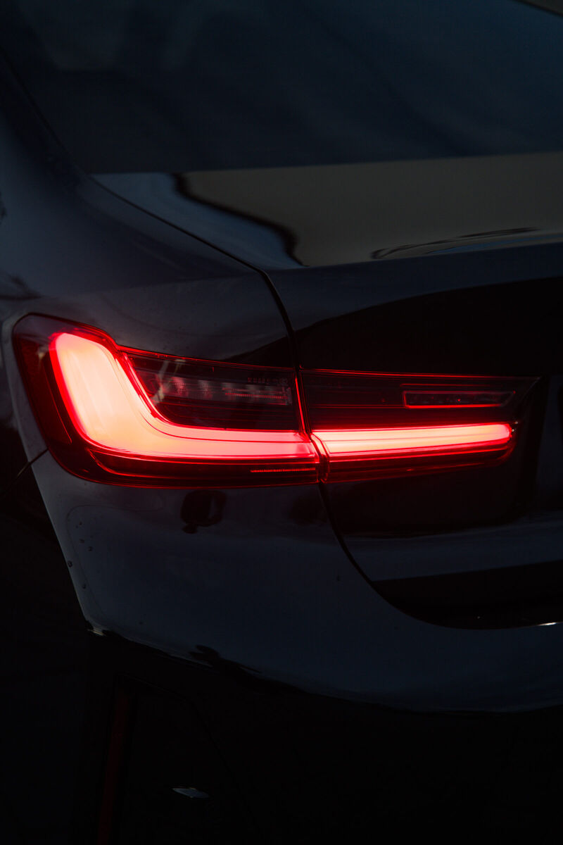 Zbliżenie włączonej tylnej lampy sedana BMW