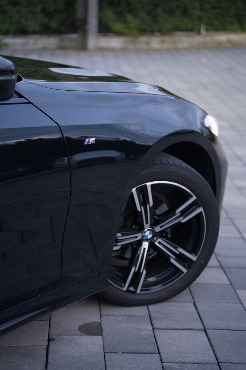 Aluminiowa felga i przedni błotnik sedana BMW