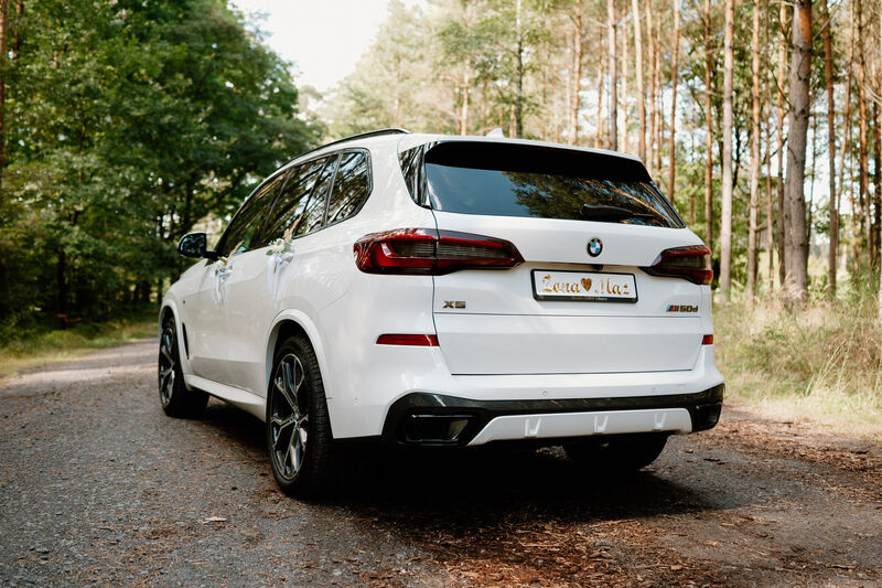 Białe BMW X5 do ślubu, widok z tyłu