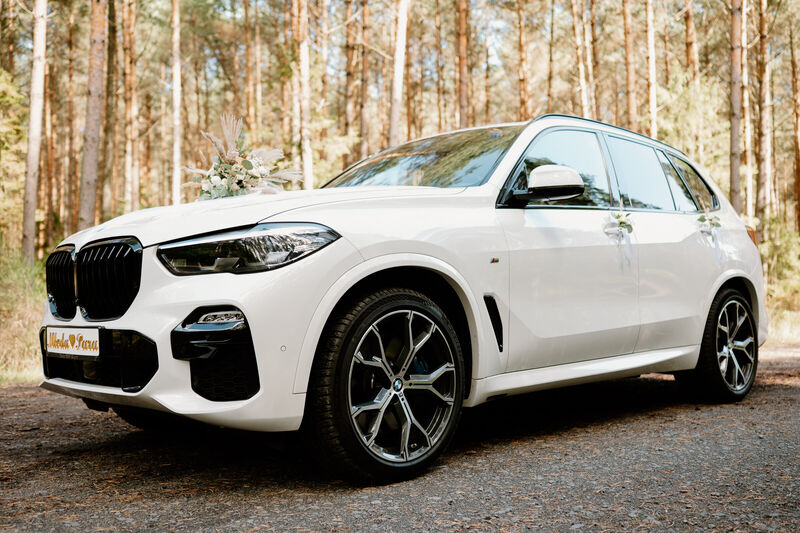 Białe BMW X5 do ślubu, widok z boku