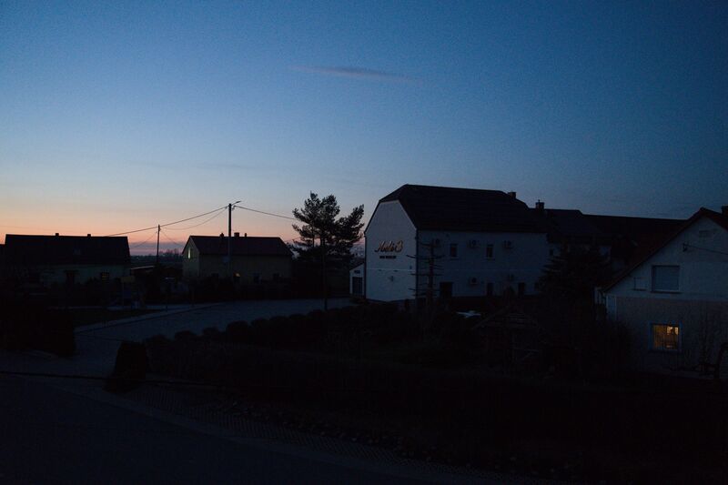 Adis Dom Weselny nocą