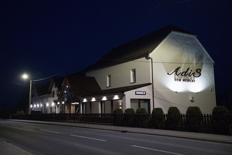 Adis Dom Weselny nocą